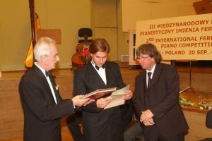 Wręczanie dyplomów (fot. M. Szwed) od lewej: Juliusz Adamowski, Stanisław Sołowiew (Rosja) - laureat I Nagrody, Andrzej Kosendiak.